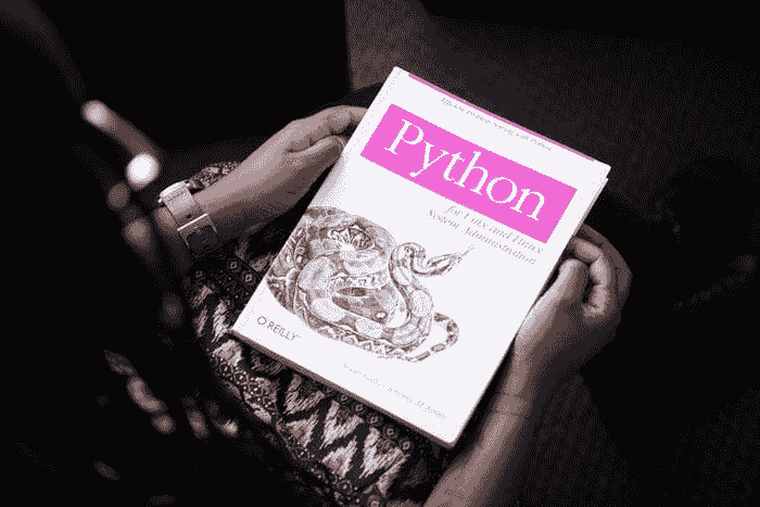 一位女性即将开始她的 Python 之旅